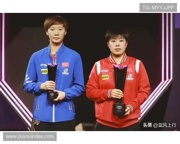 全运会混双领奖台瞬间：王艺迪手掂奖牌重量引趣谈